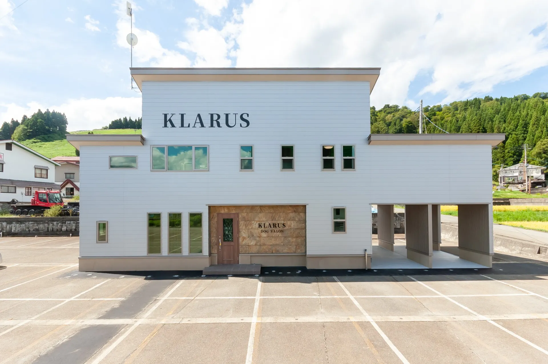 壮大な山々を望めるペット暮らす店舗兼用住宅