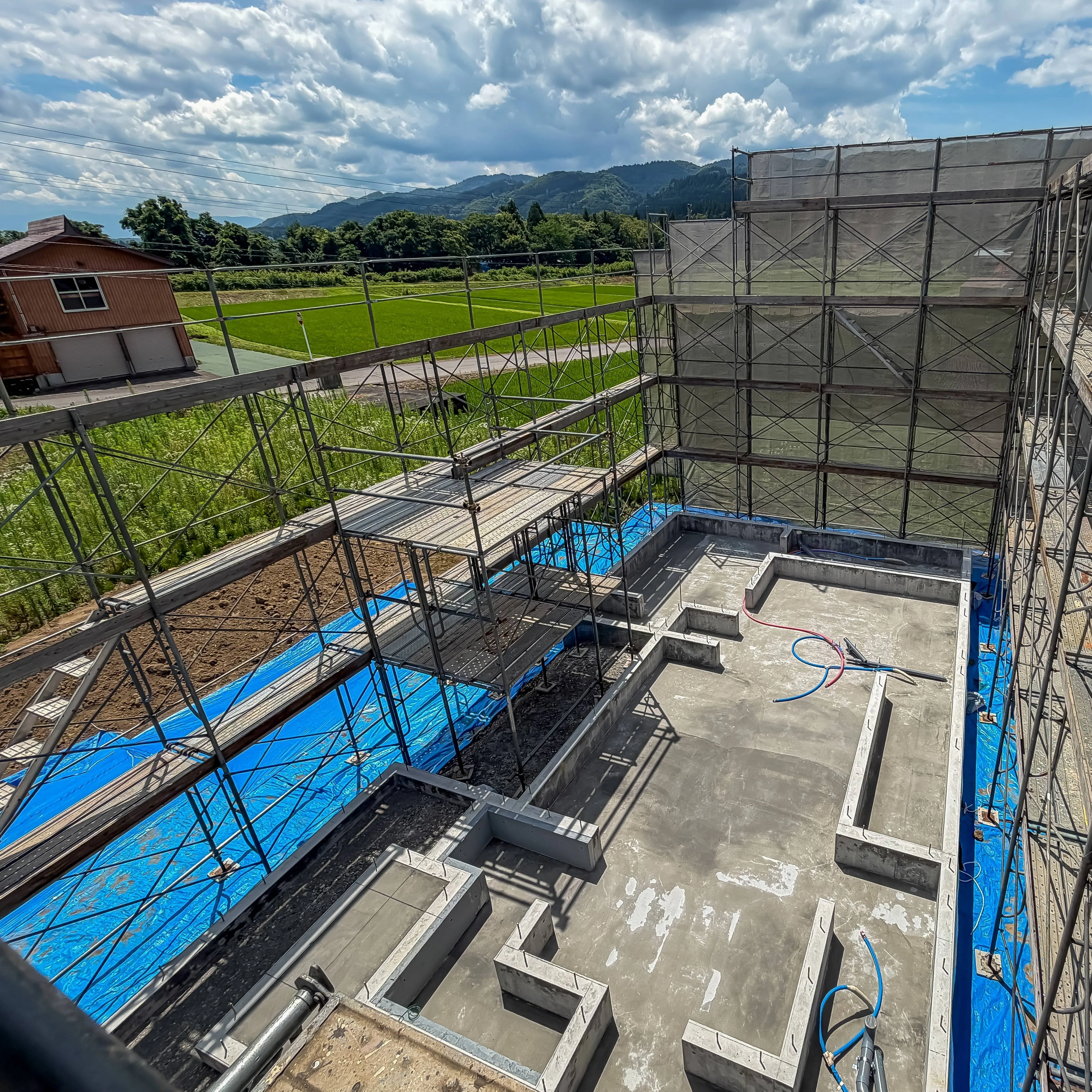 【職人のバトンを繋ぐ】十日町市・新築住宅、いよいよ「建方」が...