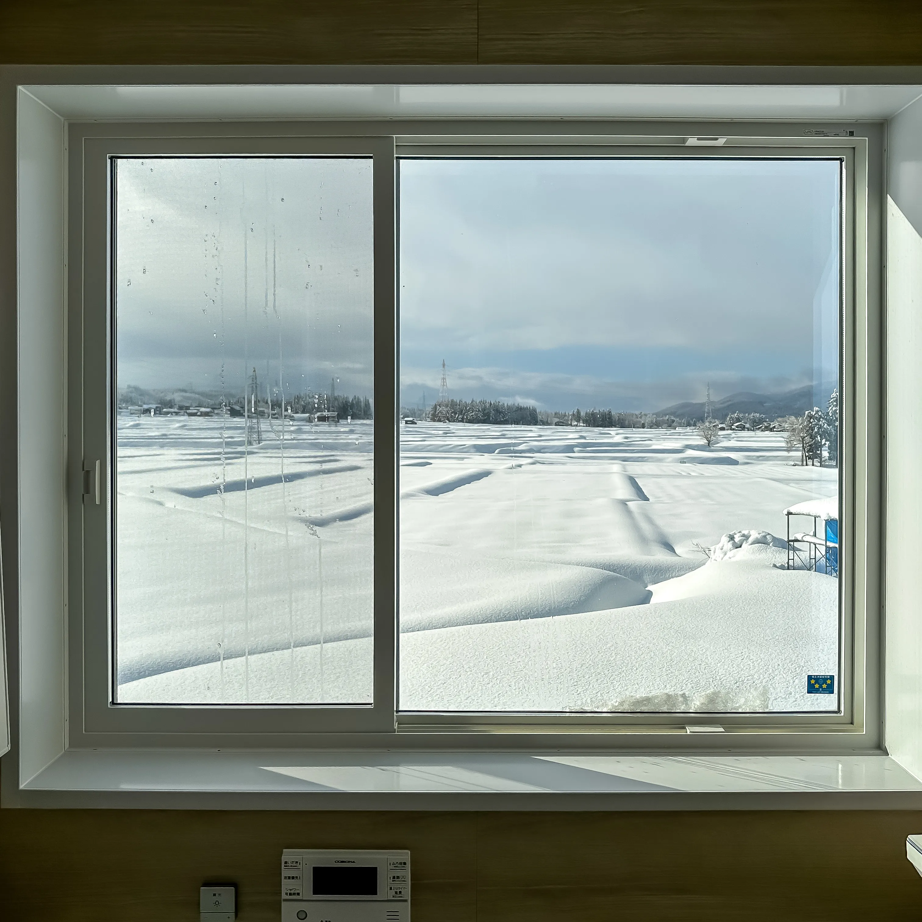 【窓が切り取る、四季の絵画】🌾❄️